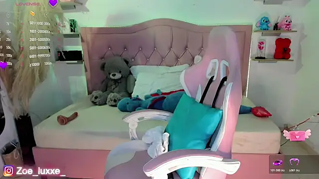 Zoe Luxxe  online show from July 14, 9:10 pm