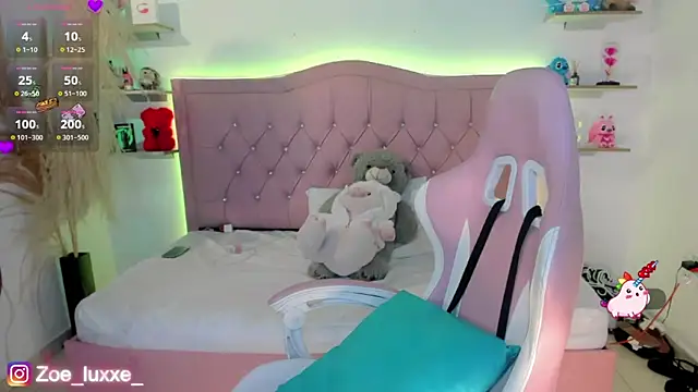 Zoe Luxxe  online show from April 15, 9:15 pm