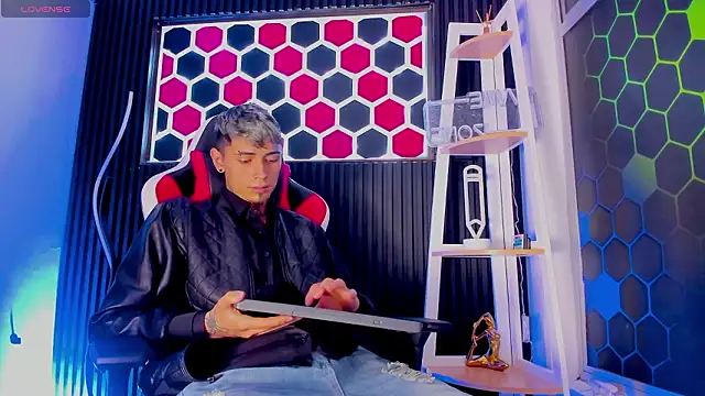 Max Hader  online show from March 15, 3:35 am