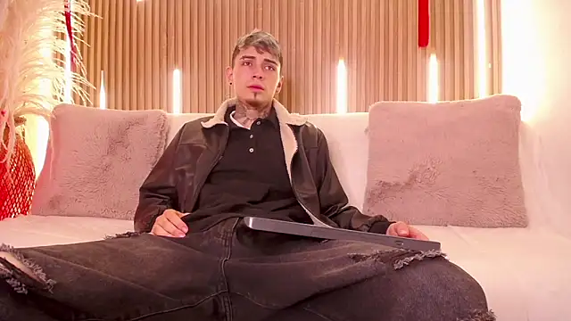 Max Hader  online show from March 7, 2:40 am