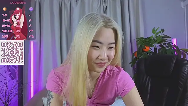 Snapshot of YunnaLuv chatting on March 4, 1:02 am YunnaLuv online show from March 4, 1:02 am