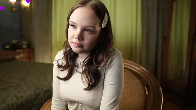 LeahAllsop online show from April 4, 3:13 am