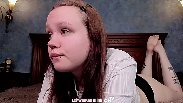 Snapshot of LeahAllsop chatting on June 5, 2:16 am LeahAllsop online show from June 5, 2:16 am