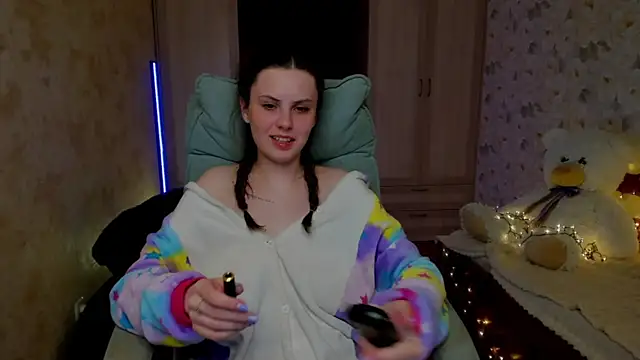 LoraTempt online show from April 16, 7:47 pm