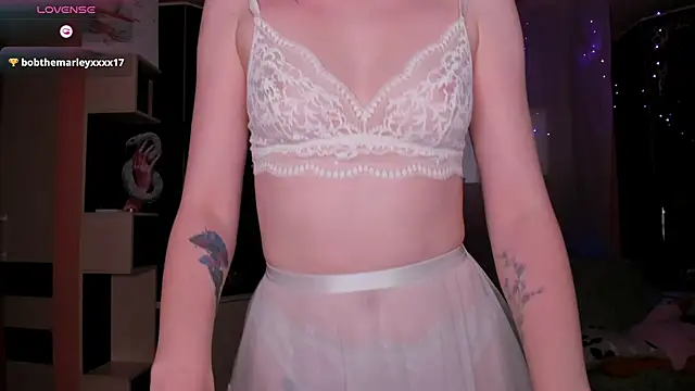 Luna Reid online show from May 24, 4:23 am