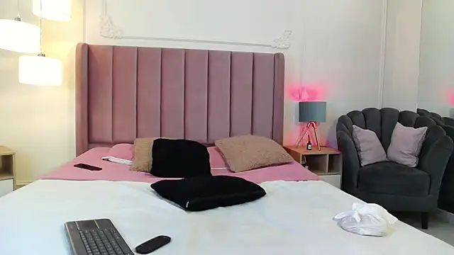 LiaTrainor online show from March 26, 1:04 am