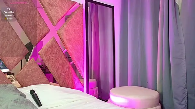 Emma Revees online show from April 28, 5:23 am