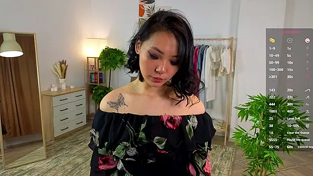 SuzySult online show from March 14, 3:07 pm