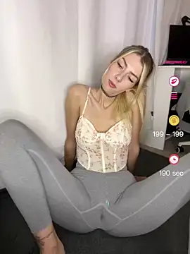 Snapshot of SoniaXOXO chatting on May 5, 4:43 pm SoniaXOXO online show from May 5, 4:43 pm