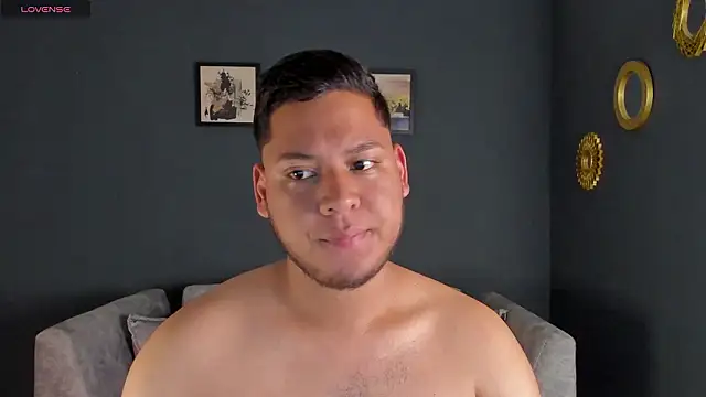 Snapshot of Akon_2XXX chatting on March 4, 1:02 am Akon 2XXX online show from March 4, 1:02 am