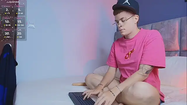 Snapshot of TommyValentine chatting on March 19, 11:27 pm TommyValentine online show from March 19, 11:27 pm