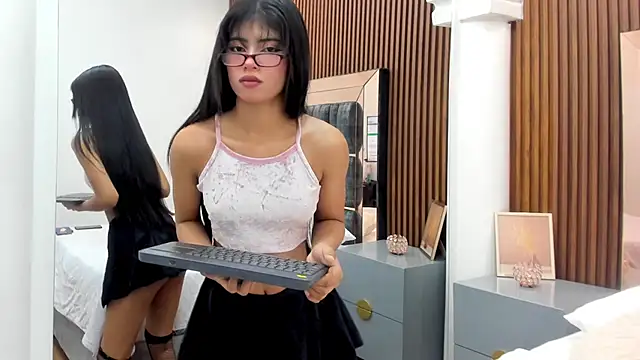 chloe larson online show from March 4, 11:29 am