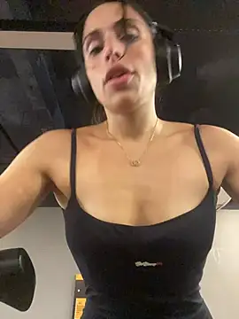 sweetwanda online show from April 8, 1:01 pm