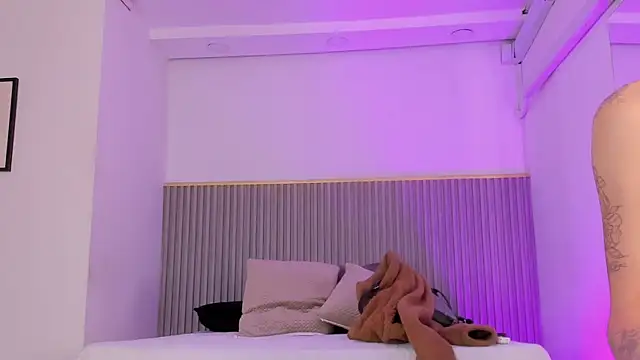 ashvalentine  online show from April 17, 7:38 pm