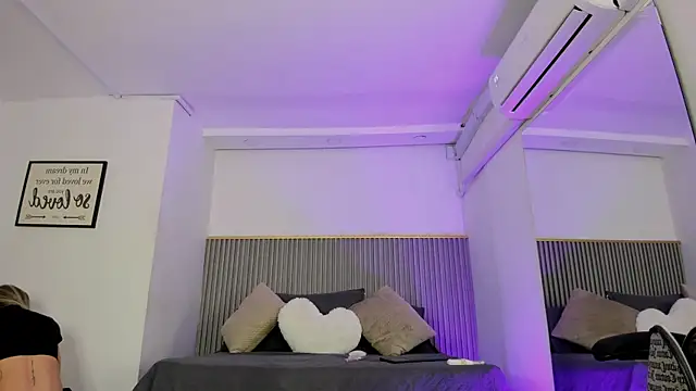 ashvalentine  online show from March 31, 8:55 pm