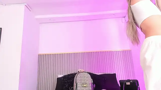 Snapshot of ashvalentine_ chatting on June 5, 7:52 pm ashvalentine online show from June 5, 7:52 pm