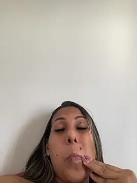 kifanyy online show from April 5, 3:51 pm