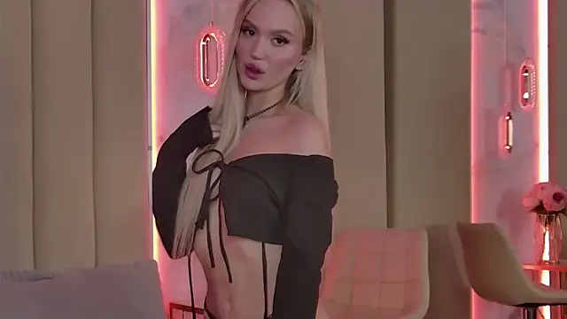 JuliaHotty  online show from April 22, 5:42 pm