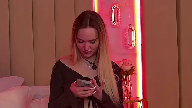 JuliaHotty  online show from March 14, 5:30 pm