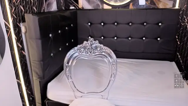 ManuelaVeeleez online show from June 6, 3:45 am