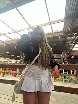 ManuelaVeeleez online show from May 2, 7:30 pm