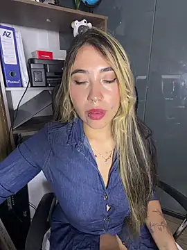 ManuelaVeeleez online show from June 5, 4:17 am