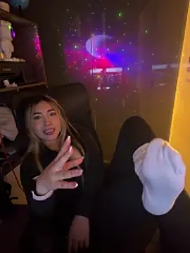 ManuelaVeeleez online show from April 11, 7:45 am