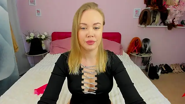 HannahWillow online show from March 26, 7:28 am