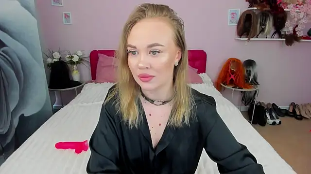 HannahWillow online show from April 7, 6:15 am