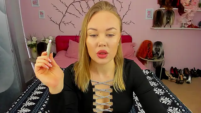 HannahWillow online show from March 5, 7:38 am