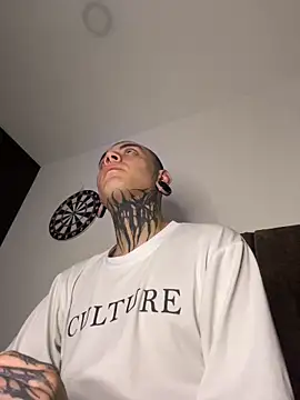 Snapshot of _valentinooo chatting on March 20, 4:02 am valentinooo online show from March 20, 4:02 am