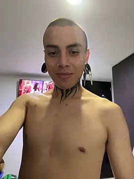 Snapshot of _valentinooo chatting on March 21, 12:56 am valentinooo online show from March 21, 12:56 am