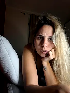 Snapshot of Emilyvuxa chatting on May 25, 9:35 pm Emilyvuxa online show from May 25, 9:35 pm