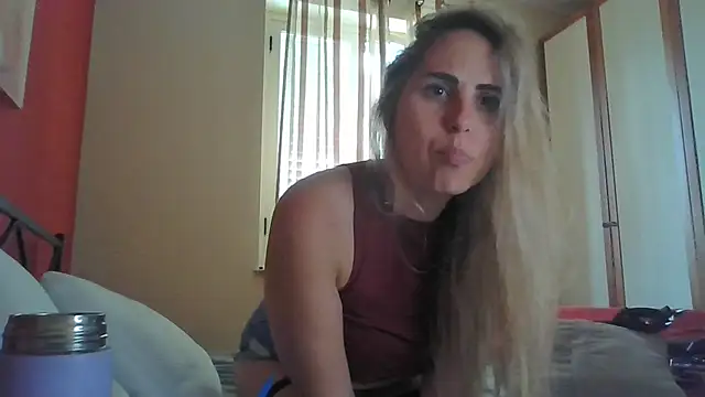Snapshot of Emilyvuxa chatting on May 1, 10:42 am Emilyvuxa online show from May 1, 10:42 am