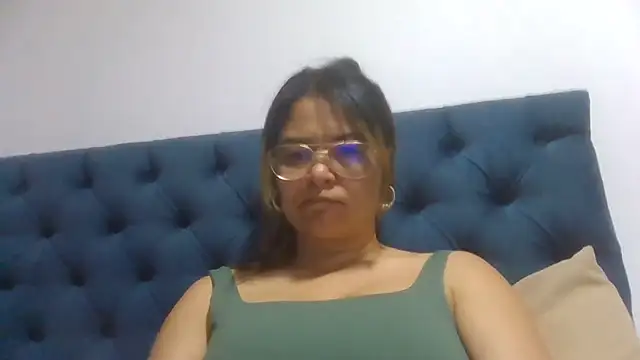 Jiwon Han online show from April 13, 11:20 pm