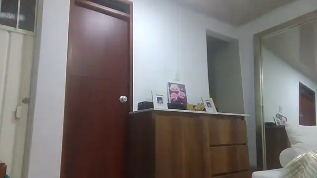 Jiwon Han online show from April 6, 1:45 am