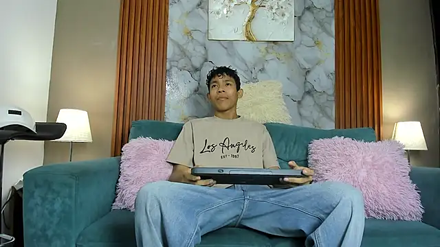 SKINNY BOYXXX online show from March 13, 7:35 am