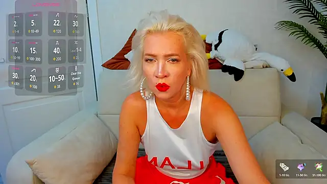 Snapshot of Ledi_Luna chatting on June 22, 8:33 am Ledi Luna online show from June 22, 8:33 am