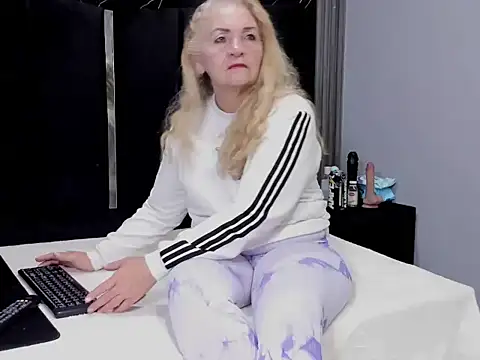 queenstarhy online show from March 12, 3:45 am