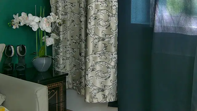 Snapshot of SkinnyNatty chatting on June 14, 3:52 am SkinnyNatty online show from June 14, 3:52 am