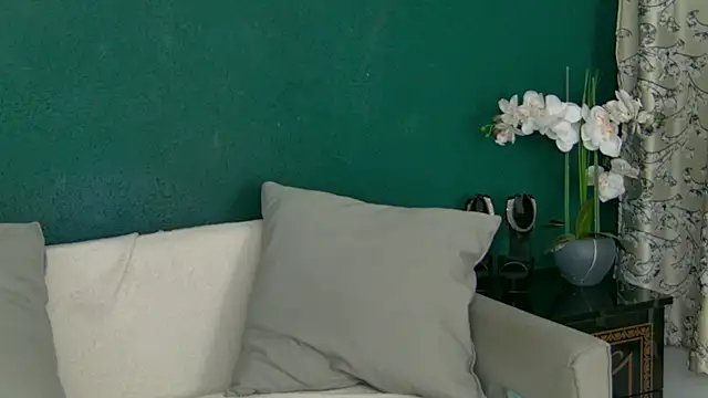 Snapshot of SkinnyNatty chatting on June 4, 3:44 am SkinnyNatty online show from June 4, 3:44 am
