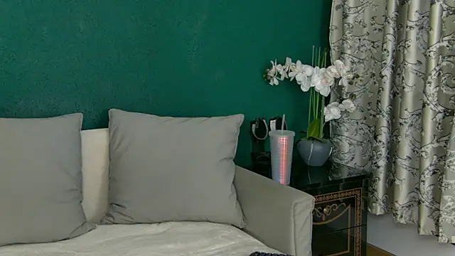 Snapshot of SkinnyNatty chatting on June 26, 3:45 am SkinnyNatty online show from June 26, 3:45 am