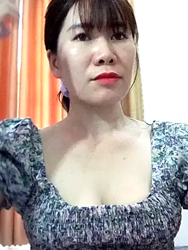 Snapshot of Bondgirl_9 chatting on May 18, 5:56 am Bondgirl 9 online show from May 18, 5:56 am