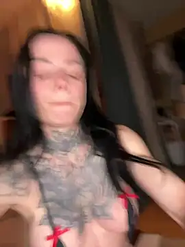 SkinnyLilly online show from April 2, 7:31 pm