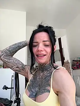 Snapshot of SkinnyLilly chatting on April 29, 12:31 pm SkinnyLilly online show from April 29, 12:31 pm