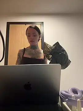 SkinnyLilly online show from June 9, 7:37 pm