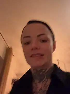 SkinnyLilly online show from March 7, 7:30 pm