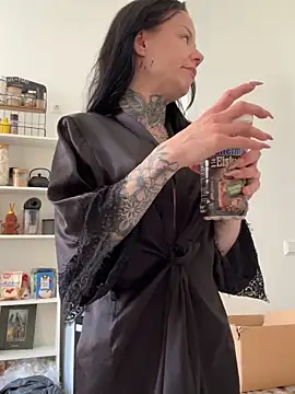 Snapshot of SkinnyLilly chatting on April 27, 8:23 am SkinnyLilly online show from April 27, 8:23 am