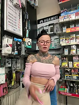 SkinnyLilly online show from July 1, 7:03 pm