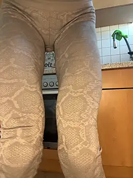 SkinnyLilly online show from April 9, 11:38 am